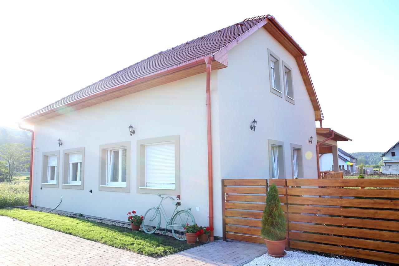 A Zoldbiciklis Haz Apartamento Egerszalók Exterior foto